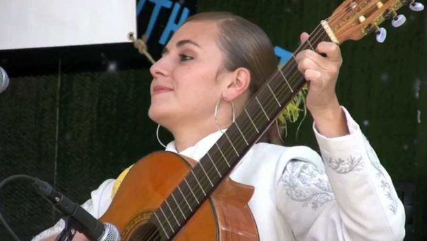 Tlaquepaque’s lady mariachi